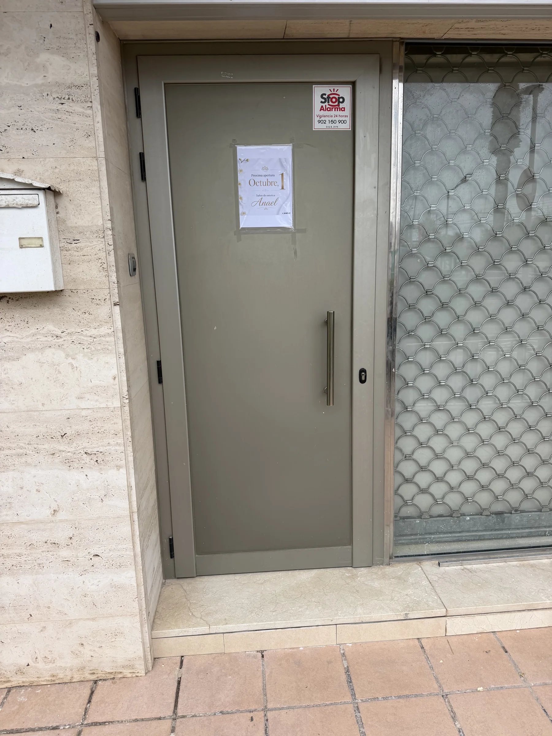 Puerta de entrada real del local de Anaël con el cartel de próxima apertura